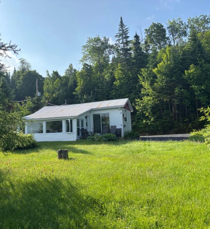 Petit chalet au bord d'un lac naturel tranquille ensemencé de truites | 3277598