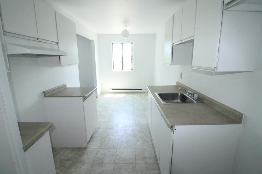 À Valleyfield- Grand, beau, propre, tranquille 4-1/2 LIBRE | 3276758