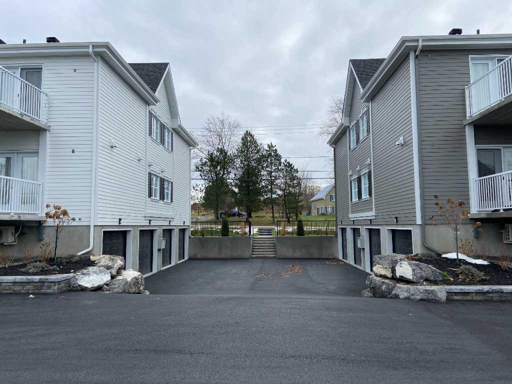 Condo deux chambres et garage double tandem privé à Otterburn Park | 3276815