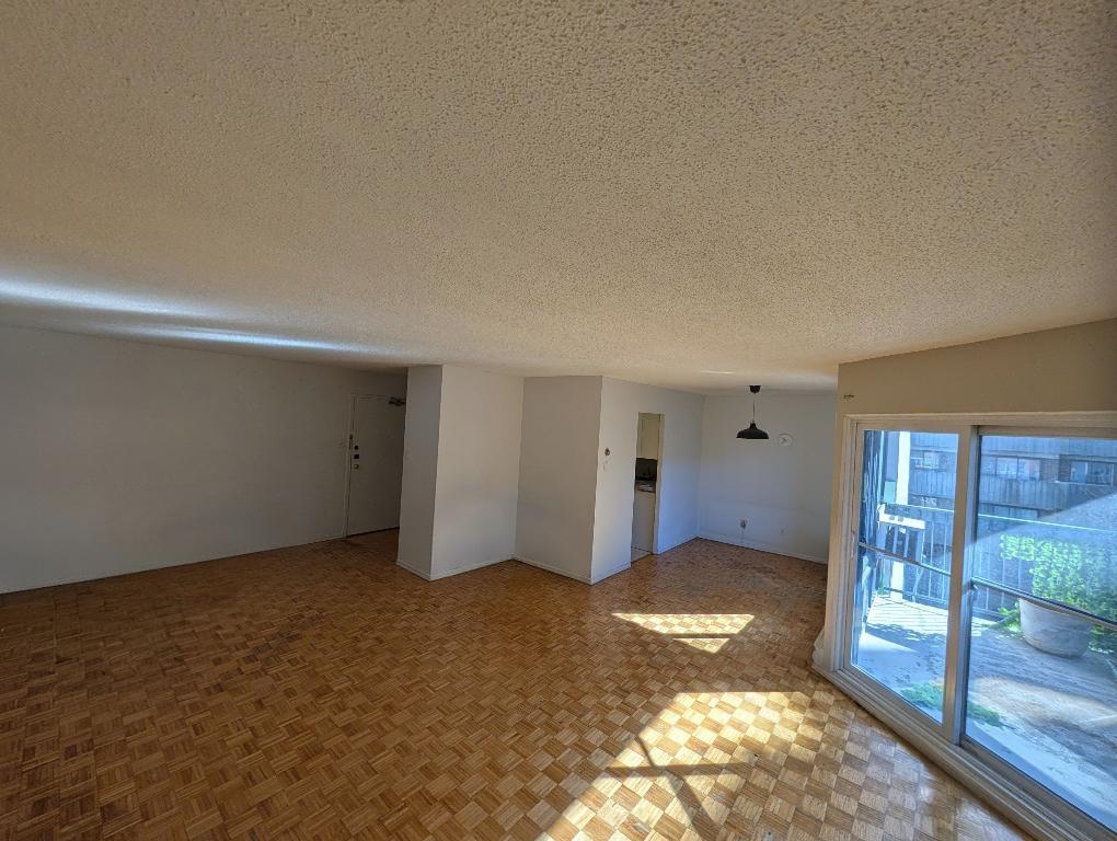 « Spacieux 4½ au 8e étage avec balcon au cœur du Golden Mile — lumineux, bien entretenu et prêt à habiter. » | 3280999