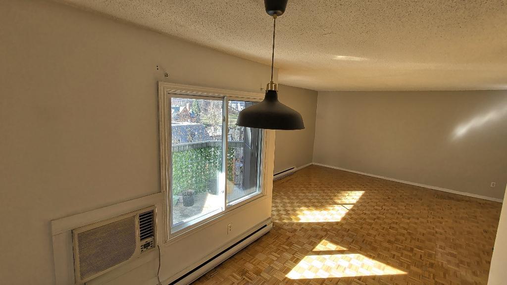 « Spacieux 4½ au 8e étage avec balcon au cœur du Golden Mile — lumineux, bien entretenu et prêt à habiter. » | 3280999