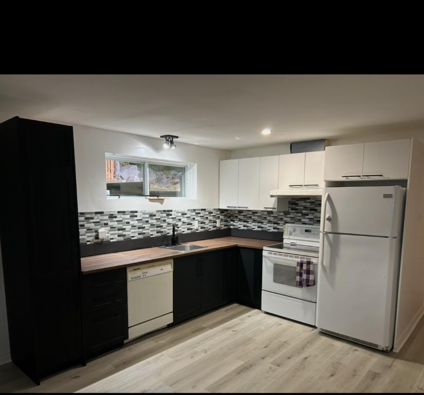 Bachelor à louer chauffé/ éclairé/ internet comprise | 3278687