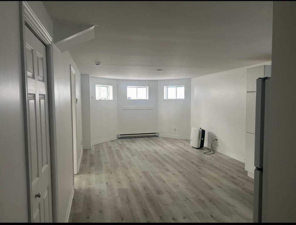 Bachelor à louer chauffé/ éclairé/ internet comprise | 3278687
