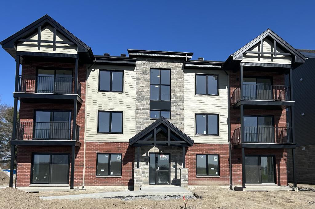 NEUF 4 ½ AVEC PIÈCE BUREAU FERMÉ À PARTIR 1550$ SABREVOIS | 3278738