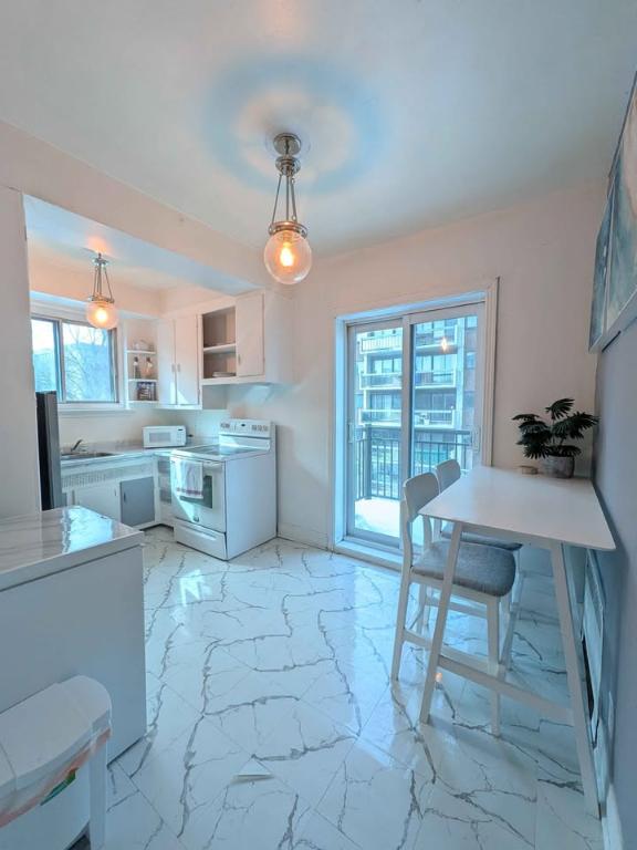 Grand 4 1/2 a louer Rue Van Horne JUIN Chauffage et eau chaude inclus | 3284379