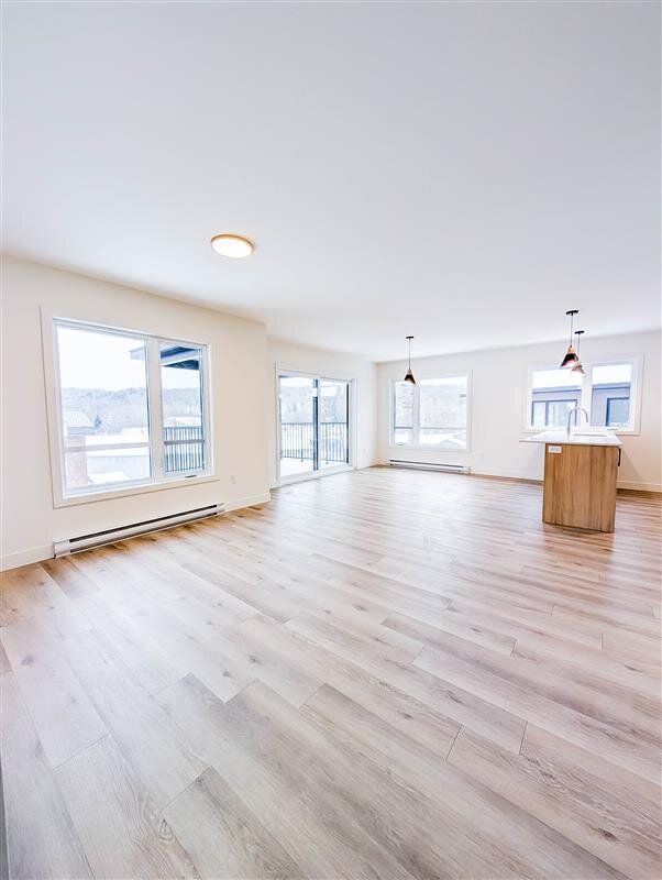 Immeuble - 16 Rue Allen Est, Waterloo 4 Et Demi + Den - Neuf - Waterloo | 3265227