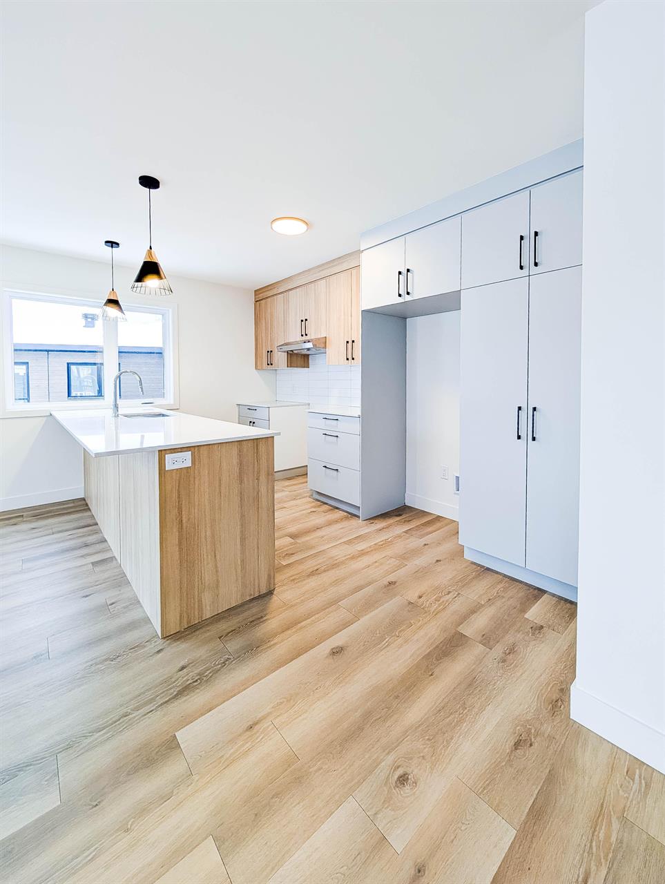 Immeuble - 16 Rue Allen Est, Waterloo 4 Et Demi + Den - Neuf - Waterloo | 3265227