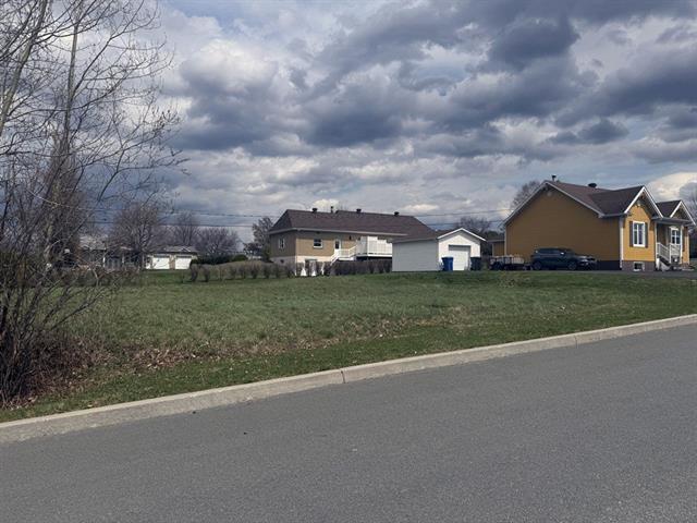 Lambton, Estrie. Terrain vacant de 90 x 88 pi, situé dans un quartier résidentiel paisible et recherché. Venez profitez du plein air et de la tranquil | 3282150
