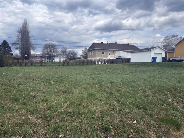 Lambton, Estrie. Terrain vacant de 90 x 88 pi, situé dans un quartier résidentiel paisible et recherché. Venez profitez du plein air et de la tranquil | 3282150