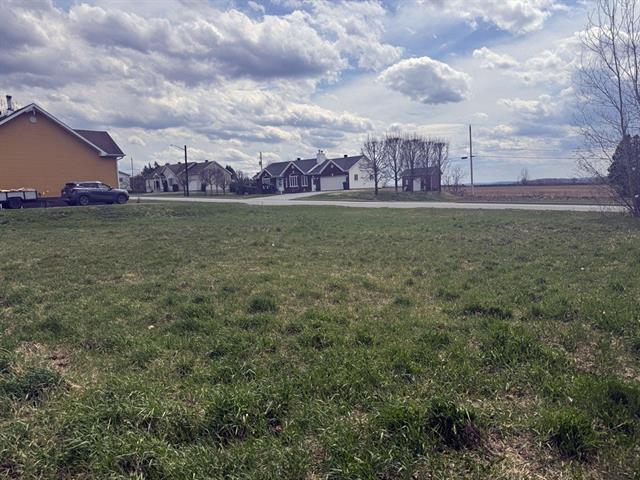 Lambton, Estrie. Terrain vacant de 90 x 88 pi, situé dans un quartier résidentiel paisible et recherché. Venez profitez du plein air et de la tranquil | 3282150