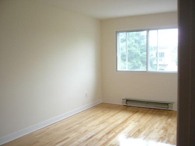 5 1/2 TRES GRAND, LIBRE 01 JUILLET | 3282715