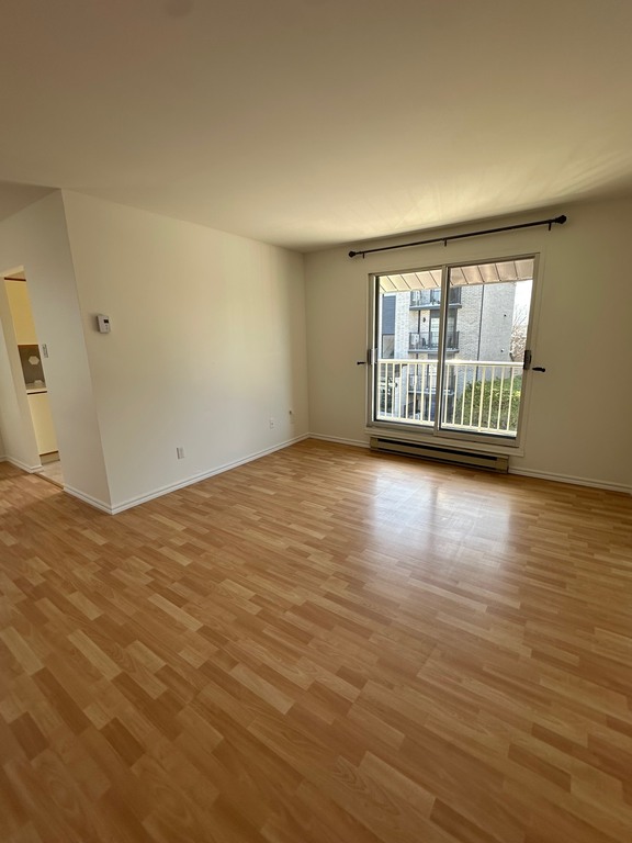 TRÈS BEAUX GRAND 4 1/2 BIEN SITUÉ | 3268361