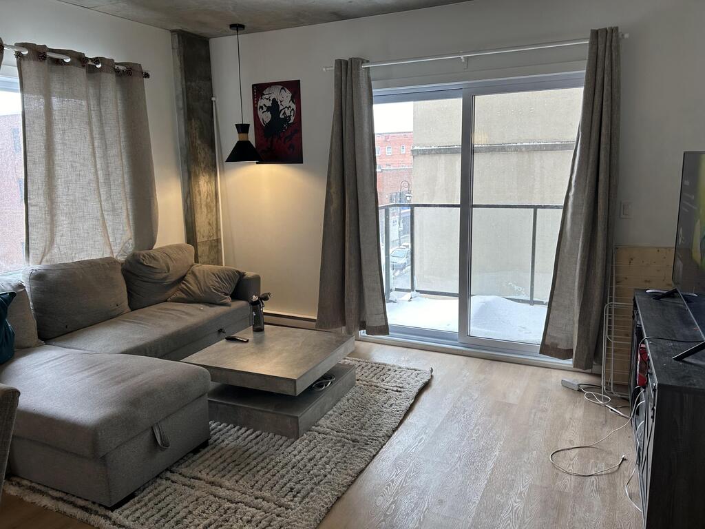 4 1/2 Semi-meublé 2 Stationnements! | 3276387