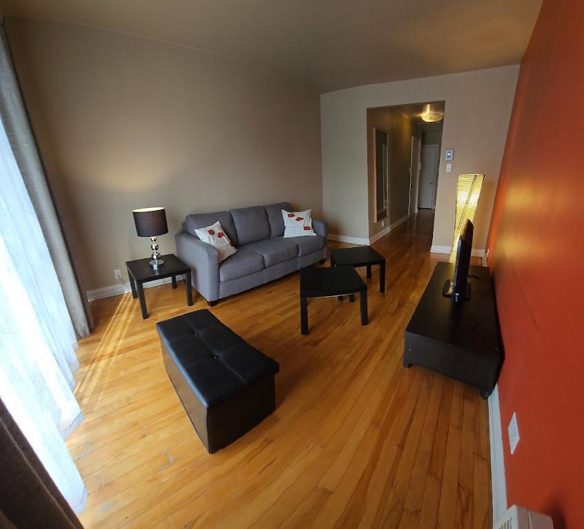 1er JUIN / Magnifique 4 1/2 meublé, ensoleillé - FACE MÉTRO VIAU | 3283625