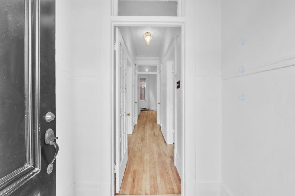 Ce vaste logement 6½ se distingue par sa luminosité et ses plafonds de 9 pieds : | 3283677