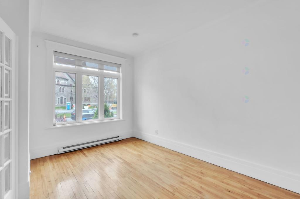 Ce vaste logement 6½ se distingue par sa luminosité et ses plafonds de 9 pieds : | 3283677