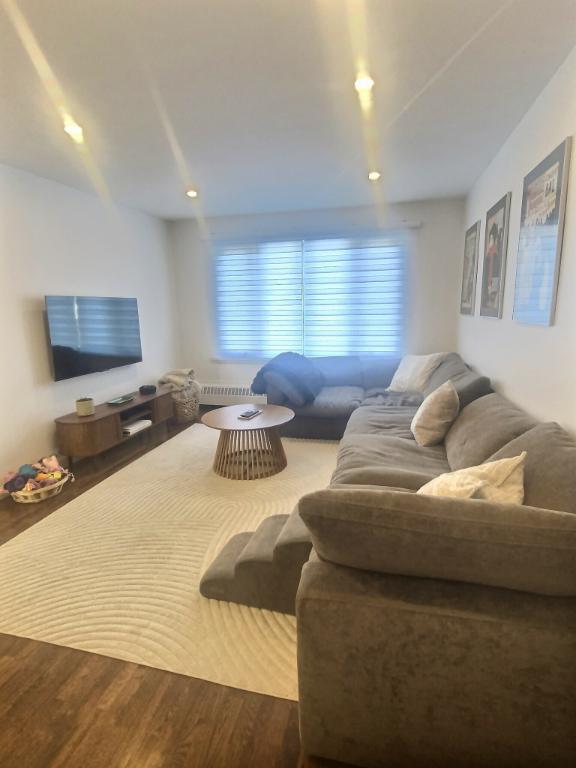 CHAUFFÉ -SAINT LÉONARD-1 juillet 2026 Renové 5 1/2- A/C - 3 chambre à coucher- incluses : CHAUFFAGE stores Zebra-laveuse ,sécheuse et lave vaisselles | 3278159