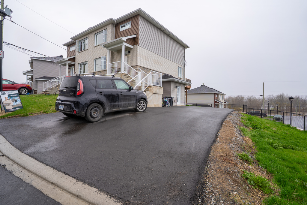 Grand 3 Chambres Sur 2 étages à Louer | 3270259