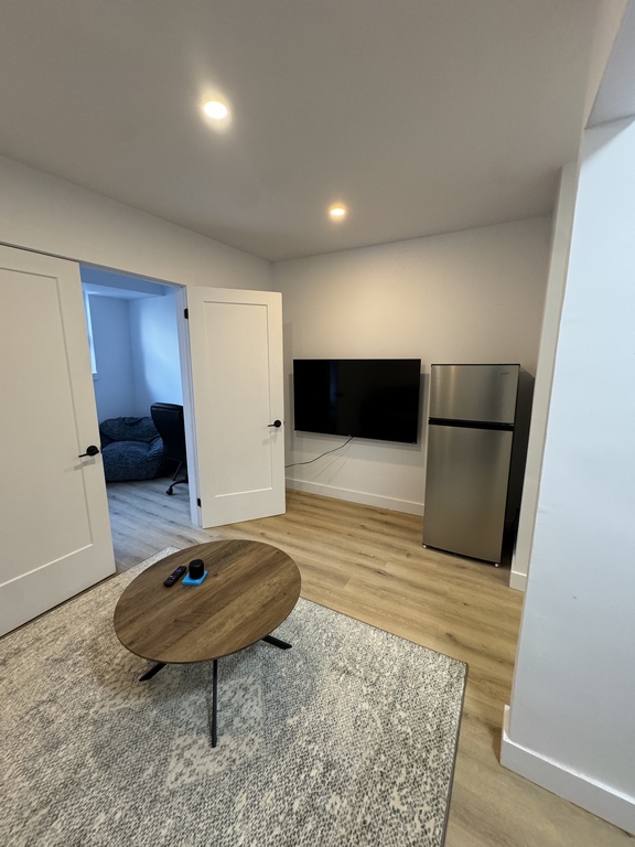 Studio Meublé – Ellendale Ave | 3277224