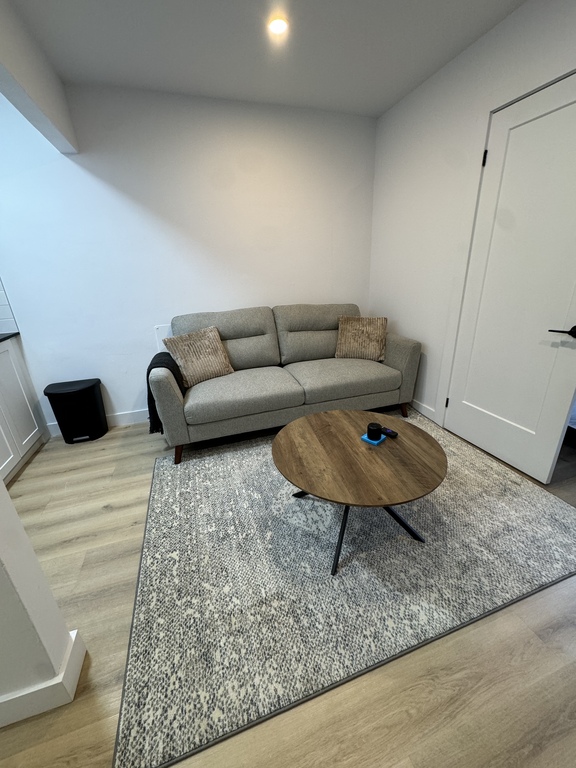Studio Meublé – Ellendale Ave | 3277224