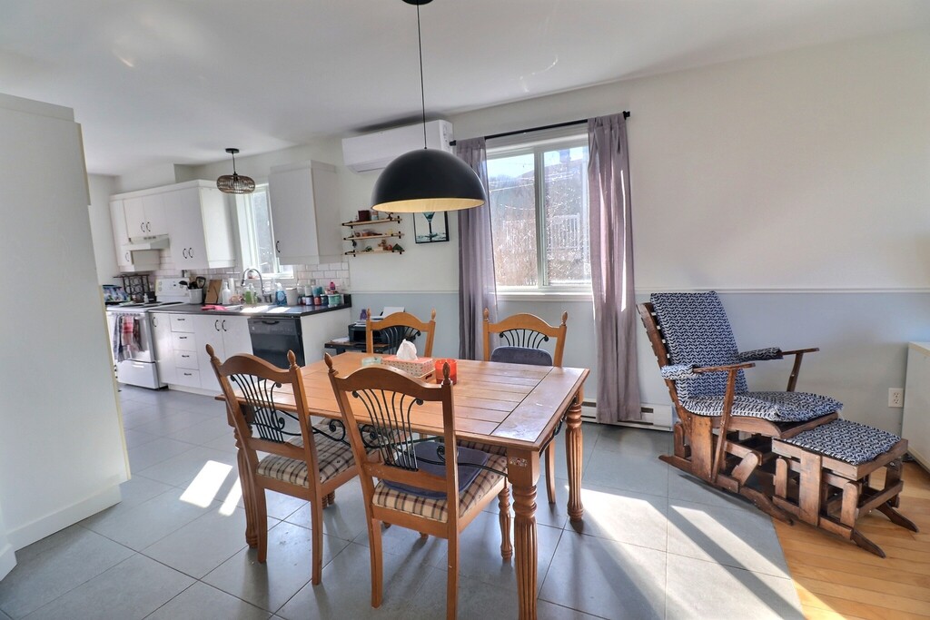 5 1/2 Avec Terrasse Et Cours (2 étages) | 3270605