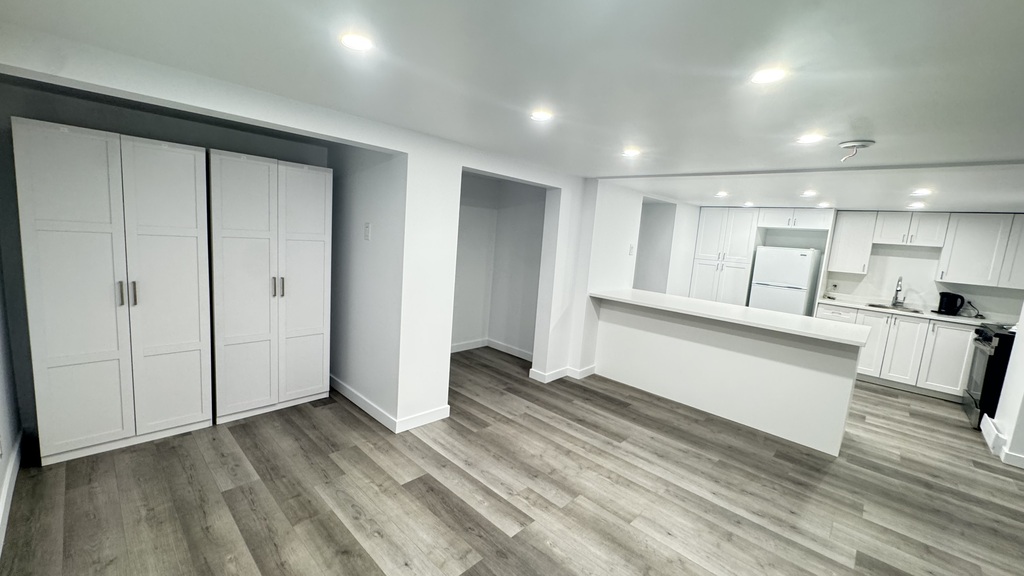 Trés Beau 4 1/2 Rénové Au Demi Sous-sol | 3271067