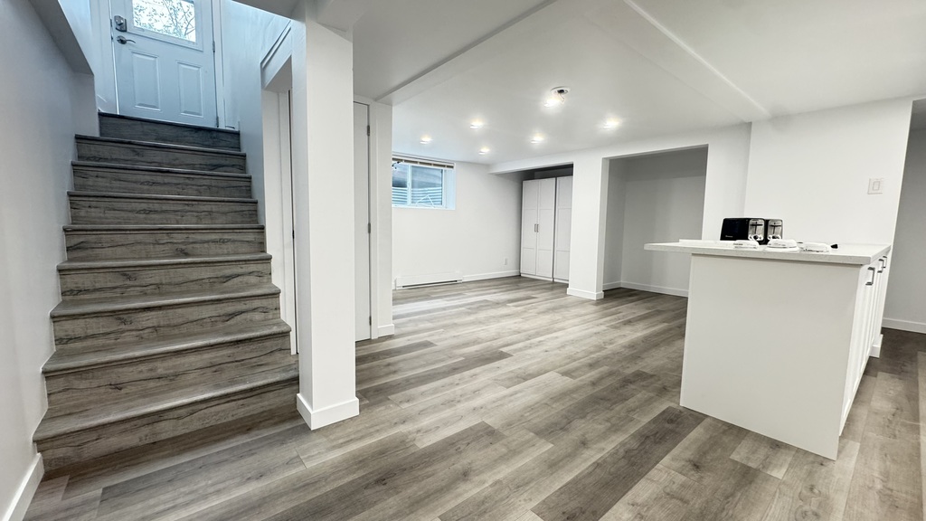 Trés Beau 4 1/2 Rénové Au Demi Sous-sol | 3271067
