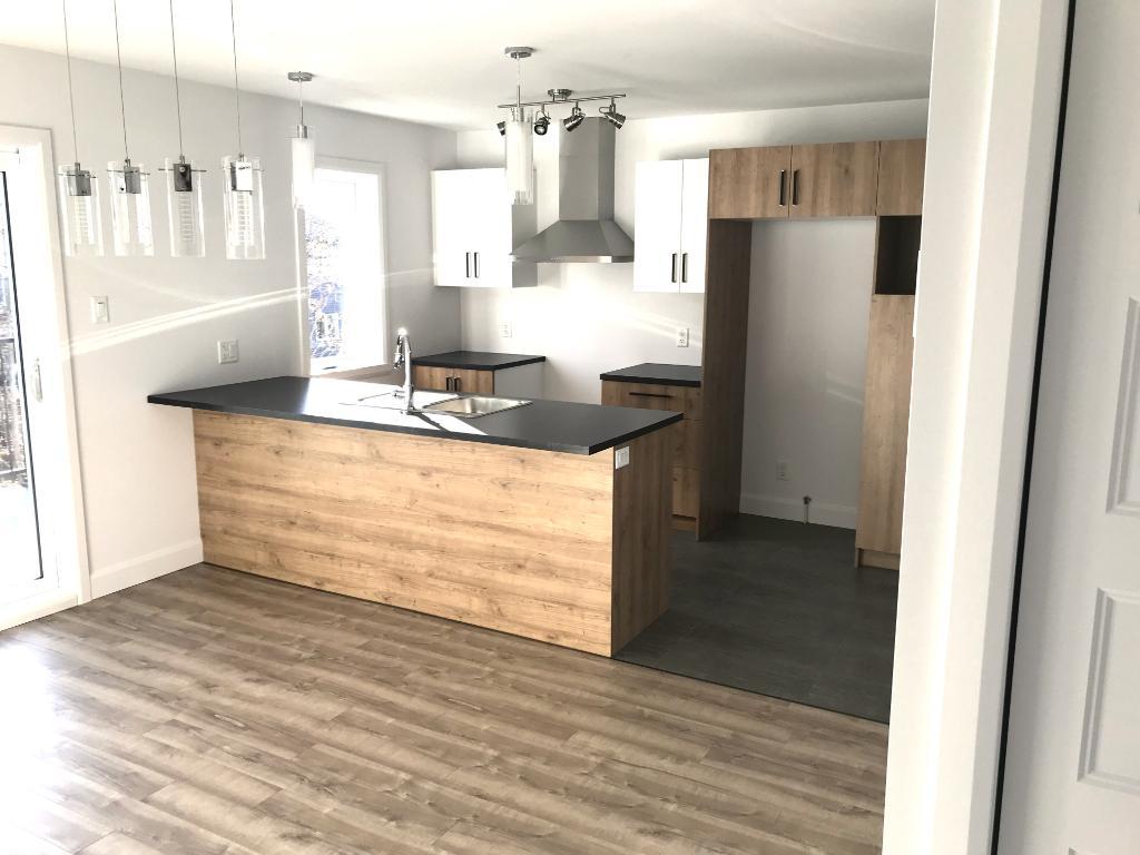 Superbe 5 ½ style CONDO (2019) à Farnham – Thermopompe & 2 Stationnements | 3278762