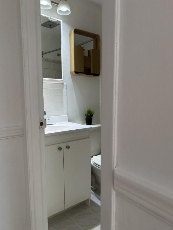 Vimont, 4 1/2, chauffe et eau chaude fourni, pres de toutes les commoditées, bois franc,(crystal), locker au sous-sol, intercom, poss.stationnement | 3279302