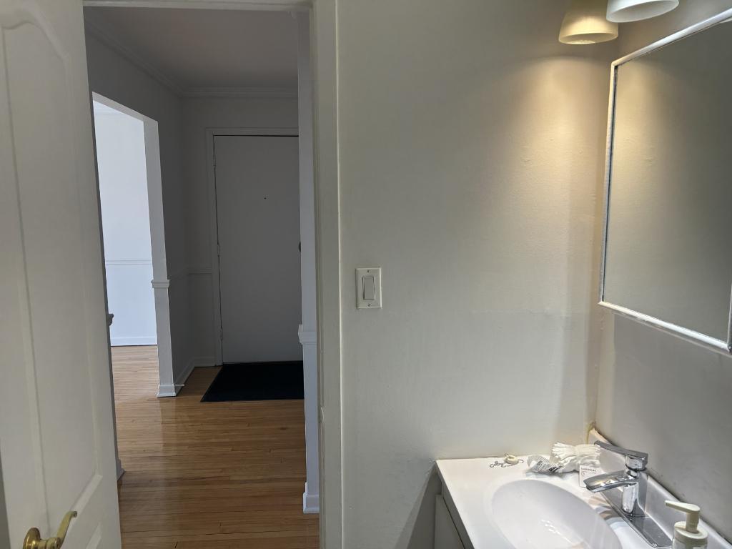 Vimont, 4 1/2, chauffe et eau chaude fourni, pres de toutes les commoditées, bois franc,(crystal), locker au sous-sol, intercom, poss.stationnement | 3279302