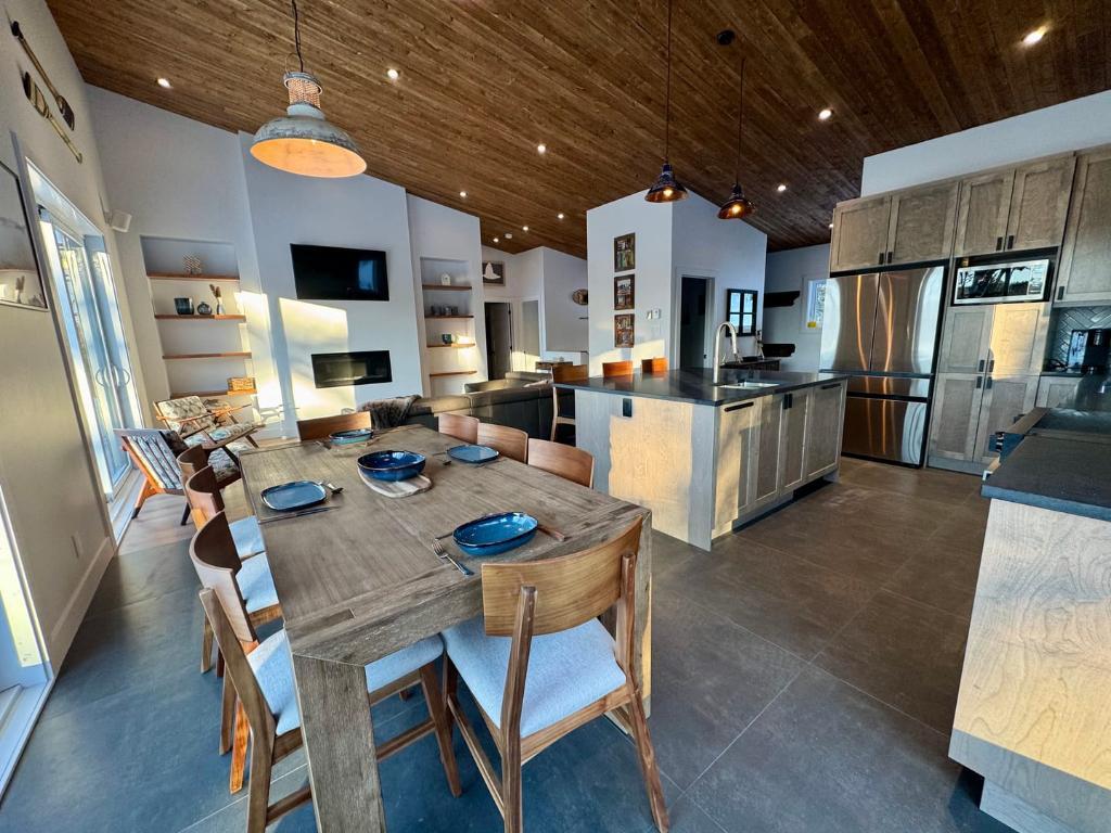 Chalet bord du lac à louer — Gore (Laurentides) — 4 ch, spa, ponton, 14 pers | 3279358