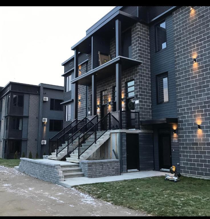 Chicoutimi, prêt des centres d'achat et de l'UQAC | 3280032