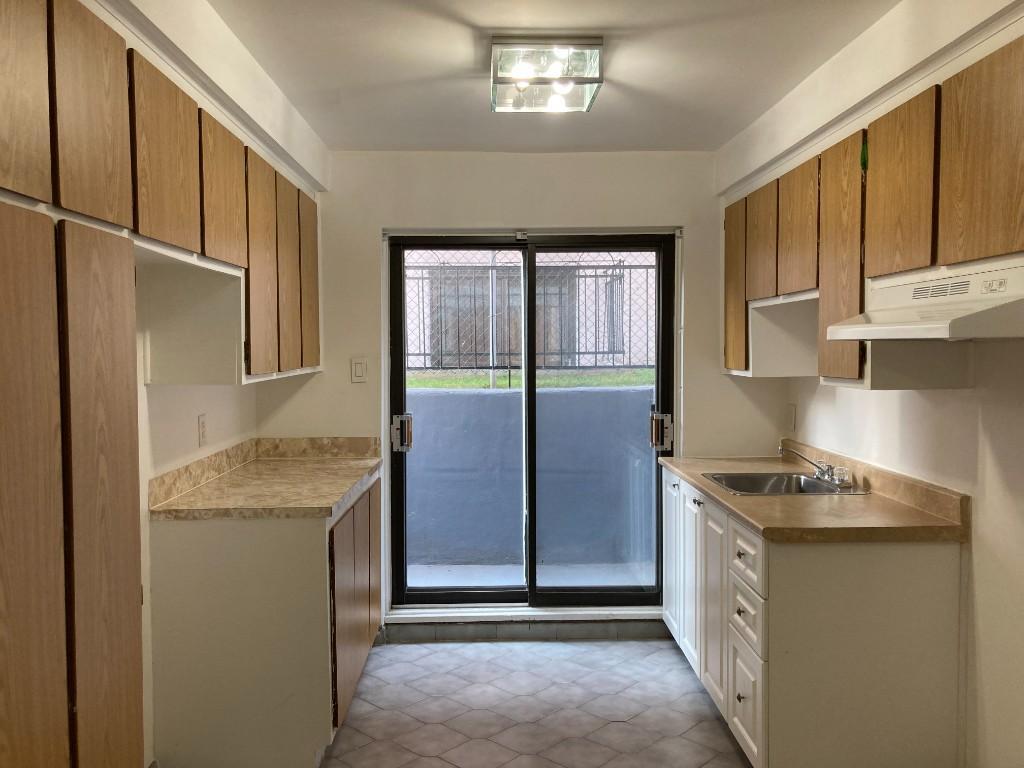 "Coup de Cœur" Charmant 3 ½ Très propre Rez-de-chaussée avec Balcon sur Jardin (Près Centre Forest) | 3283509