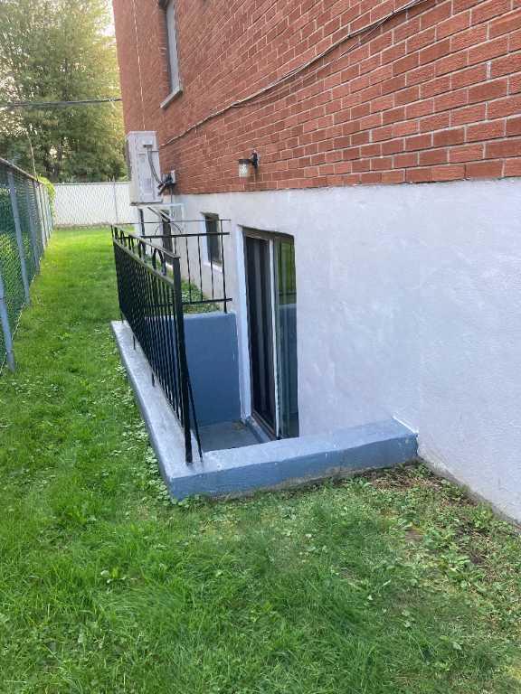 "Coup de Cœur" Charmant 3 ½ Très propre Rez-de-chaussée avec Balcon sur Jardin (Près Centre Forest) | 3283509