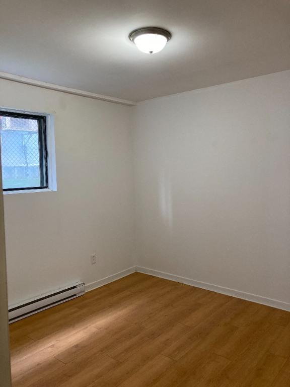 "Coup de Cœur" Charmant 3 ½ Très propre Rez-de-chaussée avec Balcon sur Jardin (Près Centre Forest) | 3283509