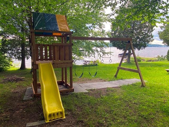 Grand Lac St-François, Lambton. Beau terrain prêt à construire de 35 521pi.ca. Vue sur le lac, ACCÈS notarié, plage, descente de bateau bétonnée. | 3281803