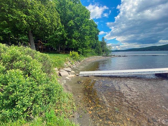 Grand Lac St-François, Lambton. Beau terrain prêt à construire de 35 521pi.ca. Vue sur le lac, ACCÈS notarié, plage, descente de bateau bétonnée. | 3281803