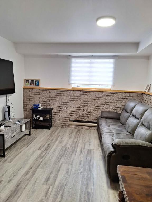 4 1/2 Grand et lumineux. situé à Jonquière quartier des peintres . | 3282689