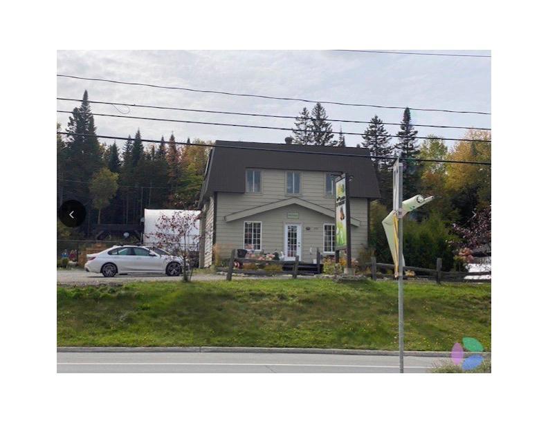 TERRAIN/BÂTISSE COMMERCIALE À VENDRE (POSSIBILITÉ CONSTRUCTION MULTIFAMILIALE 6 LOGEMENTS ET +) | 3282909