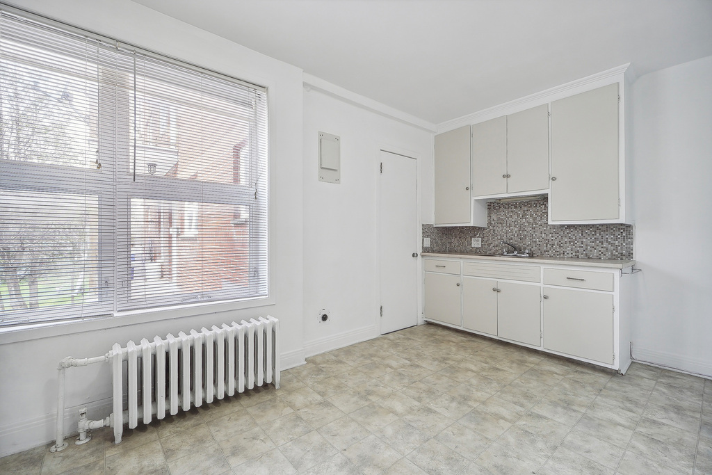 GRAND 2 1/2 AU COEUR DE BEDFORD ! | 3275641
