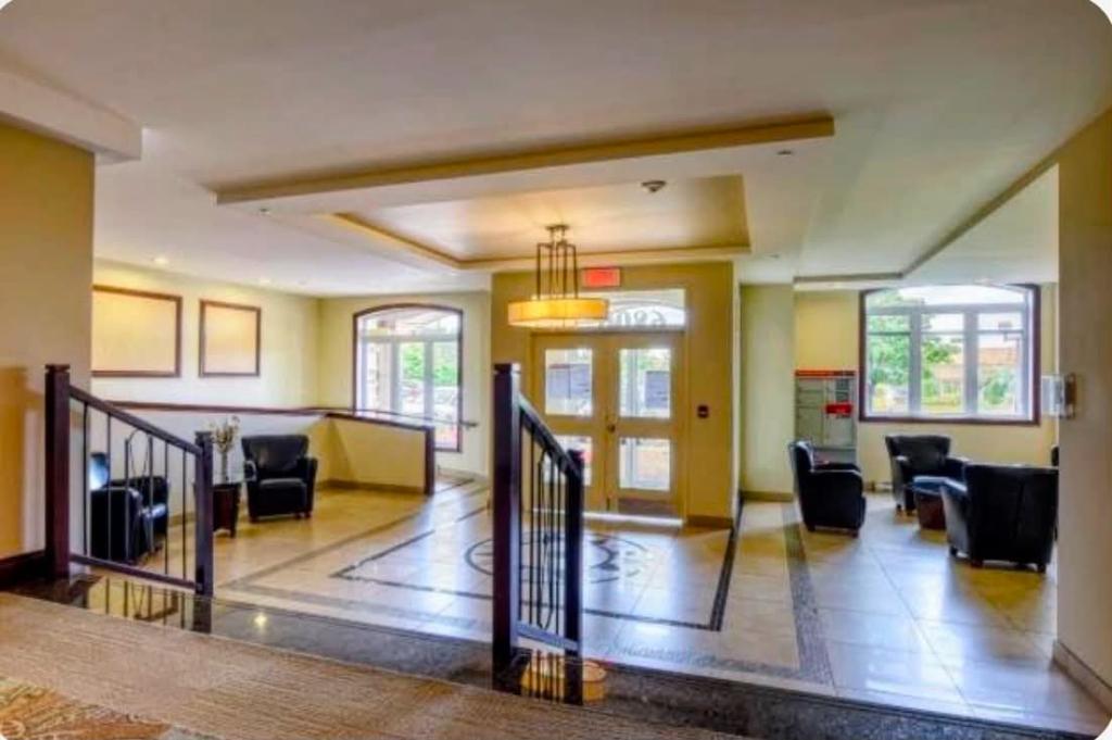 Grand condo 3 1/2 rénové, 5 électros,garage Bois-Franc, St-Laurent | 3283635