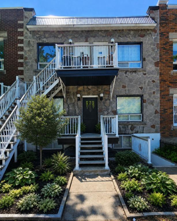 Spacieux rez-de-chaussée avec cour et garage dans la Petite-Patrie | 3276575