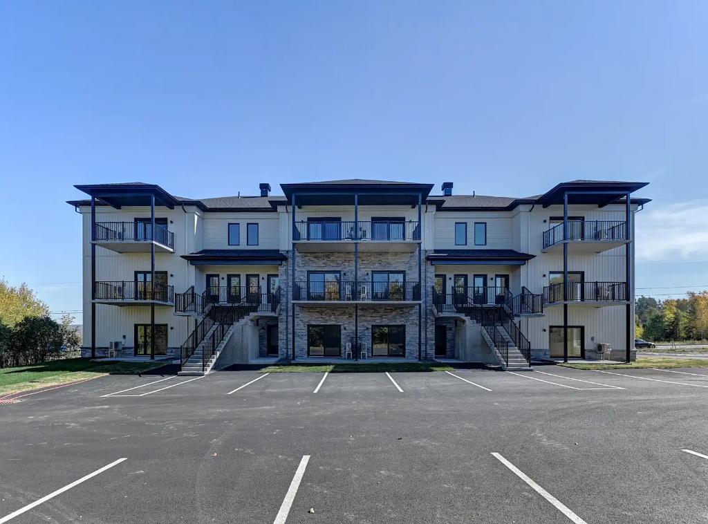 Superbe 5 ½ neuf à Coaticook – 1er mois gratuit – Quartier tranquille | 3279864