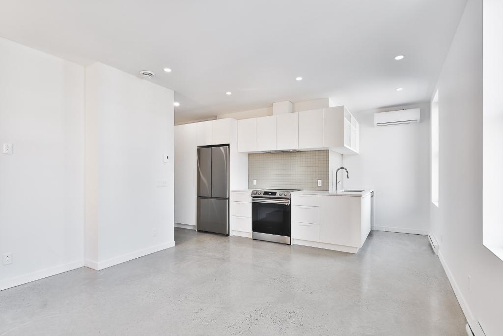 3 1/2 moderne et lumineux à Pointe-Saint-Charles avec accès à une terrasse sur le toit offrant une belle vue sur le centre-ville. | 3277363