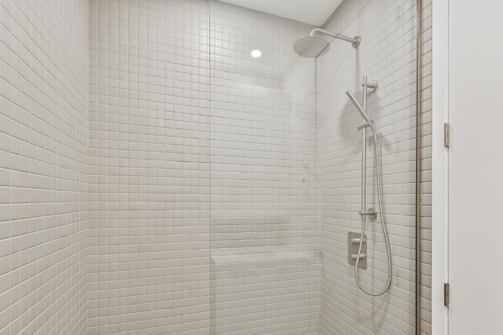3 1/2 moderne et lumineux à Pointe-Saint-Charles avec accès à une terrasse sur le toit offrant une belle vue sur le centre-ville. | 3277363