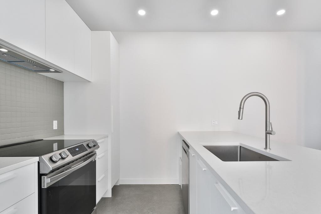 4 1/2 moderne et lumineux à Pointe-Saint-Charles avec accès à une terrasse sur le toit offrant une belle vue sur le centre-ville. | 3277370