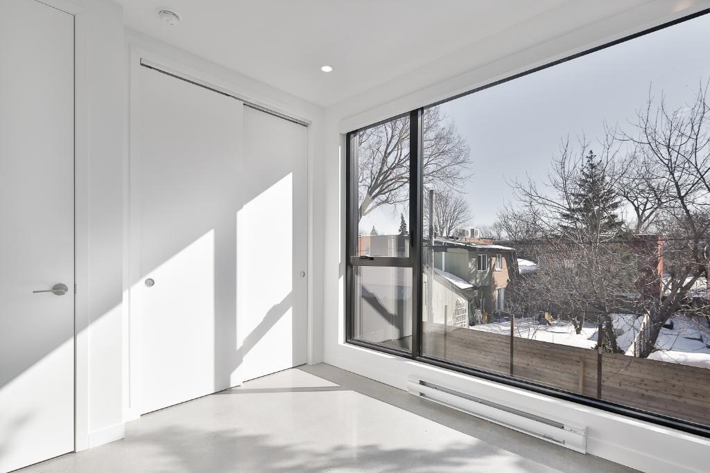 4 1/2 moderne et lumineux à Pointe-Saint-Charles avec accès à une terrasse sur le toit offrant une belle vue sur le centre-ville. | 3277370