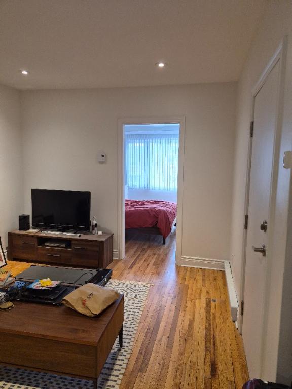 Grand 4 ½ complètement rénové | 3279098