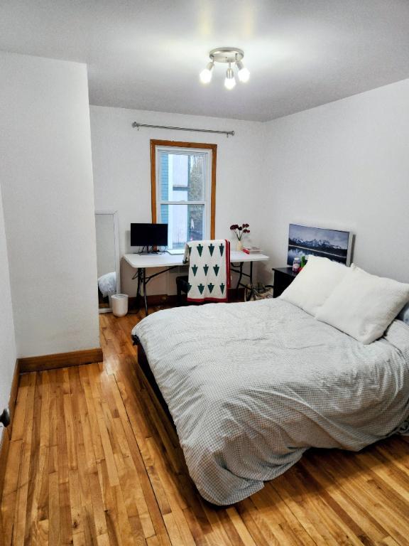 6 1/2: lumineux, grandes chambres, balcons et cours | 3282537