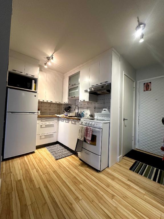 2 ½ Apartment for Rent – $1050/month (June) – Heating, electricity & internet included – Available starting June 1 | 3286147
